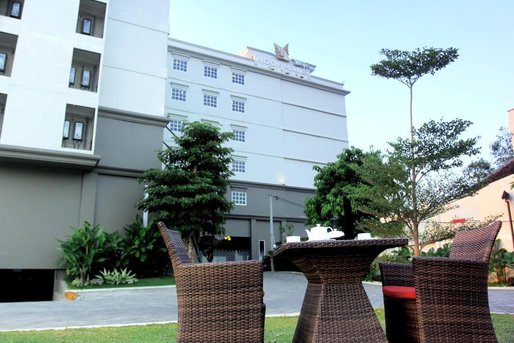 Noormans Hotel Semarang Exterior photo